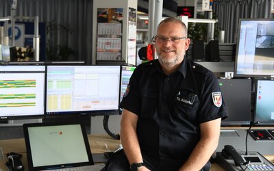 Disponent der Regionalleitstelle Osnabrück wird am Telefon Geburtshelfer