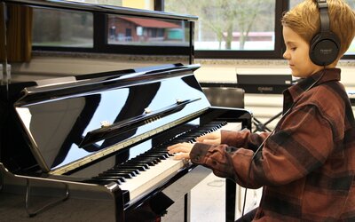 Neue Klaviere für die Jugendmusikschule Hagen a - Jugendmusikschule Hagen a.T.W. Neue Klaviere für die Jugendmusikschule Hagen a