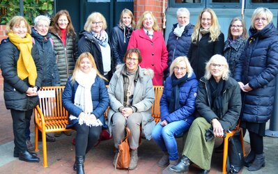 KAG und Anna Kebschull orangene Bänke - Kreisarbeitsgemeinschaft der Kommunalen Gleichstellungsbeauftragten im Landkreis Osnabrück (KAG) KAG und Anna Kebschull orangene Bänke